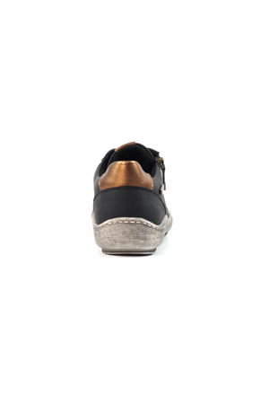 Lunar Sloan waterproof trainer in Black DLB082